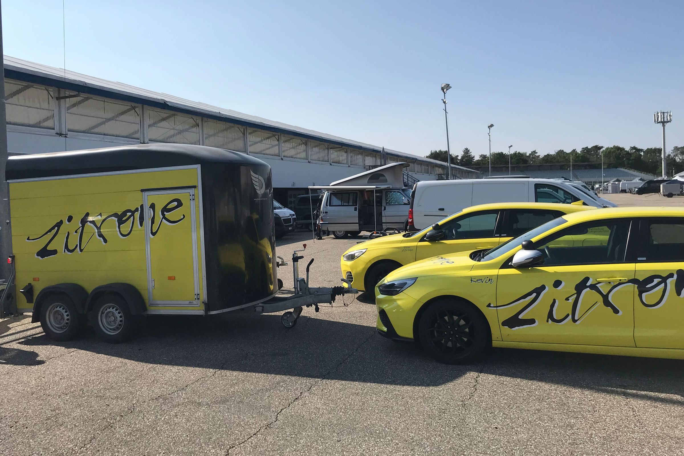 Fahrschulautos und Anhänger von der Fahrschule Zitrone