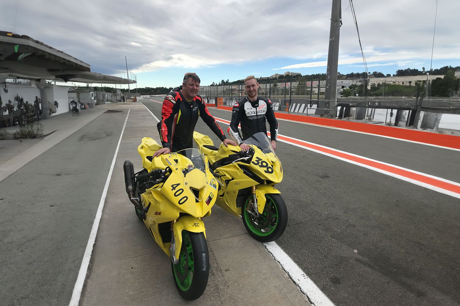 Unser Team mit Motorrädern auf einer Rennstrecke