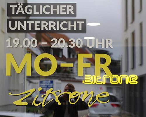 Fensterscheibenbeklebung unserer Öffnungs- und Kurszeiten