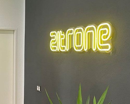 Neon-Leuchtschild "Zitrone" in unserer Fahrschule